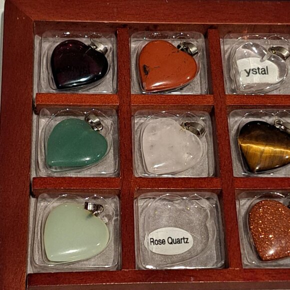 11 heart gem stone pendants in wooden case - Picture 8 of 10
